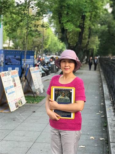 '图6:台湾媳妇程曦关切大陆乡亲的安危,每星期都到景点讲真相劝善。'