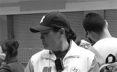 '看该女子胸前的摄像仪器,每个癫狂作恶的人胸前都有。'