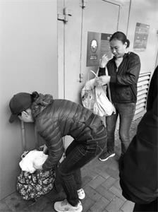 '这两个也是青关会的爪牙,在一个吃饭的地方,换班后准备离开。'