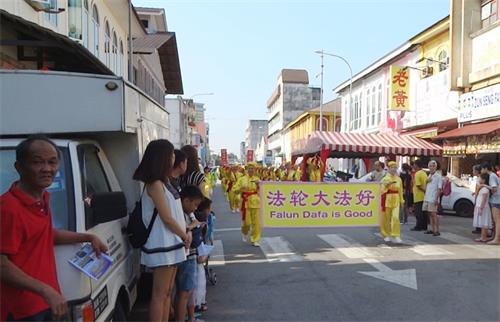 图1~3:二零一九年二月十日,大年初六,马来西亚法轮功学员选择在霹雳州首府怡保(Ipoh)举行己亥年第一场的新年游行,获得民众的欢迎。