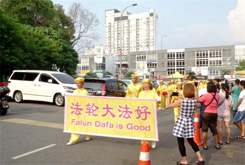 图15~18:二零一九年二月十七日,大年十三,法轮功学员陆续来到雪兰莪州蕉赖鸿贸商城(Cheras Traders Square)举行第四场的游行,向当地民众送上新年祝福。