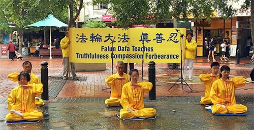 '图1:二零一九年二月二十三日,澳洲部份悉尼法轮功学员在西南部的中央商务和行政中心堪普西(Campsie)的主街举办活动,传播法轮功真相。'