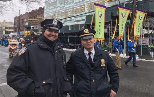 '图14:维持秩序的警察赞扬法轮功学员们在传播好的信息,'