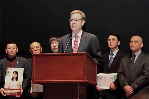 '图5:美国国际宗教自由大使布朗巴克(Sam Brownback)表示,中共对法轮功等信仰团体严格限制,他对此深切关注。'