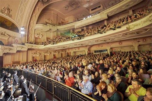 '图2:二零一九年三月二日,神韵巡回艺术团在美国费城玛丽安剧院(Merriam Theater)的两场演出,再度爆满加座。'