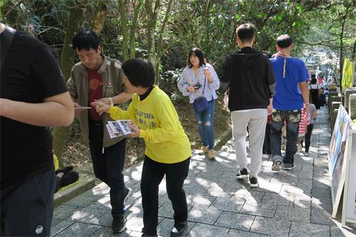 '图9~10:玉尾为大陆游客介绍真相资料,并发送给他们。'