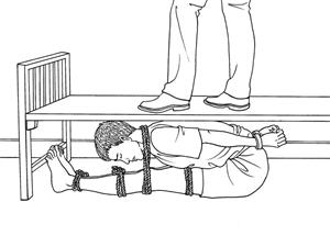 '中共酷刑示意图:压床板'