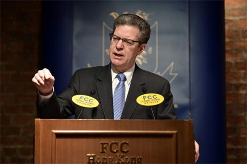 图:三月八日,美国国际宗教自由大使布朗巴克在香港谴责中共迫害法轮功,并要求中共停止活摘器官。