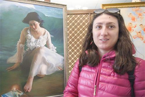 '图5:亚历山德拉(Alexandra)在真善忍美展中感受到内心的和谐。'