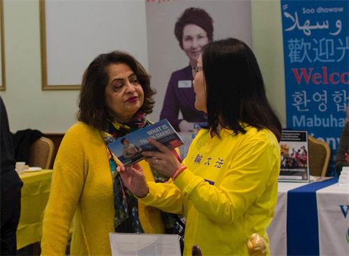 '图5~6:法轮功学员向民众讲述法轮功的真相'