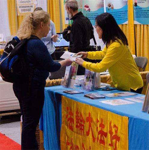 '图1~2:多伦多部份法轮功学员参加自然健康展,向民众介绍法轮功'