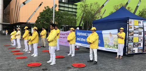 图1:澳洲昆士兰法轮功学员在布里斯本广场集体炼功
