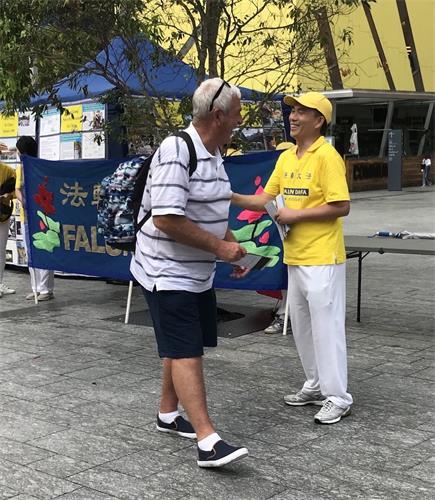 图6:电脑博士斯蒂文向路人递送真相资料