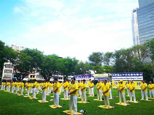 图1~2:二零一九年四月十五日,新加坡部分法轮功学员在芳林公园纪念“四二五”和平上访二十周年。图为学员们正在演示功法。