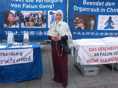'图3:萨菈女士对中共迫害表示愤怒'