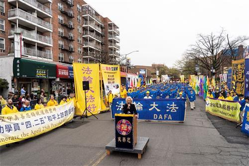 '图2:法轮功学员在纽约法拉盛举行集会,纪念 “四·二五”和平上访二十周年'