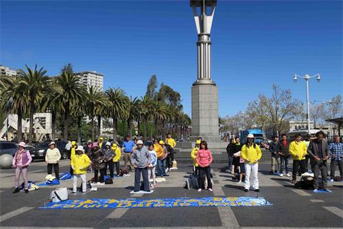 '图1:法轮功学员在渡船大厦前炼功'