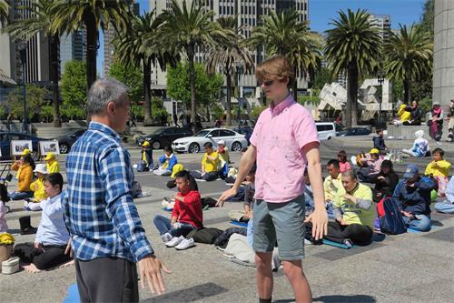 '图2:路人(右)在学功'