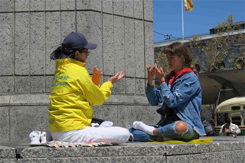 '图3:路人(右)在学功'