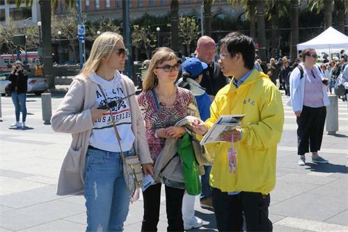 '图4:路人在了解真相'