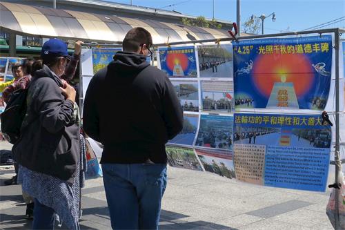 '图5:路人在观看真相图片'