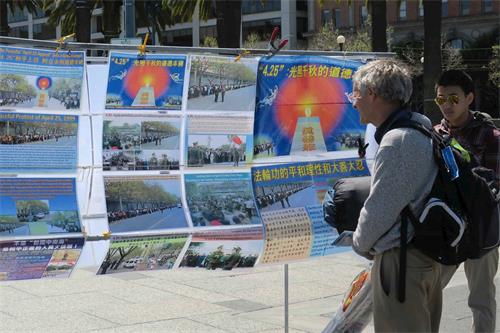 '图6:路人在观看真相图片'