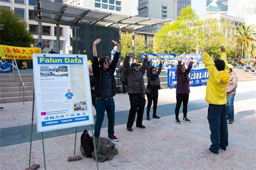 '图16:民众被祥和的功法吸引,跟着学员学炼功法动作。'