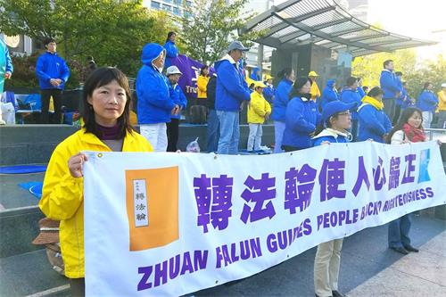 '图24:法轮功学员陈羽萧(左一)因“四二五”走入修炼'