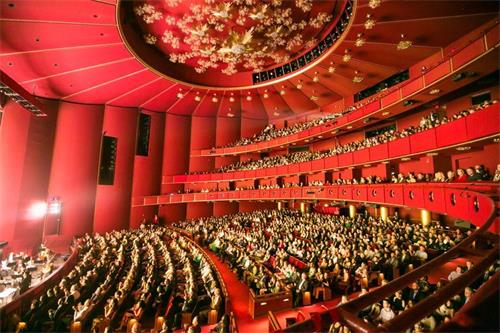 '图1:二零一九年四月十七日至二十一日,美国神韵北美艺术团在美国首都华盛顿肯尼迪艺术中心七场演出场场售罄。数十位白宫工作人员观赏了这几天的神韵演出。不少观众表示,神韵传递普世价值,启迪善念,给世界带来希望。图为四月二十日演出大爆满的盛况。'