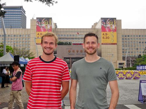 '图21:史达吉·格迪克(Stage Geadink)和托马斯·范·霍尔德(Thomas Van Holder)来台旅游,第一次听闻法轮功的真相。'