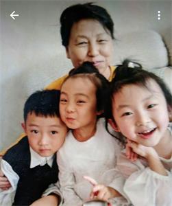 '图:罗彩森老人和孙子们在一起'