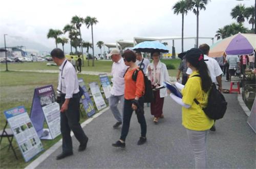 图2:展板吸引游客了解真相。
