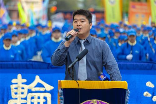 '图1~3:二零一九年四月二十日,上千名纽约法轮功学员在法拉盛图书馆旁的凯辛娜大道上集会。'