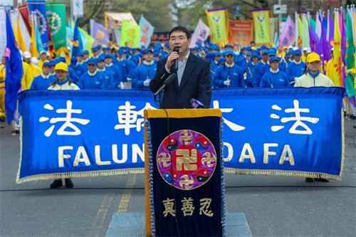 '图4:法轮功学员石采东在集会上回顾了当年上访的情形。'