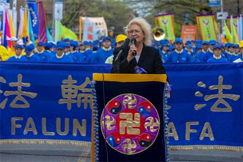 '图7:法拉盛社区领袖玛莎(Martha Flores-Vazquez)女士,与法轮功学员一起参加了游行和集会。'