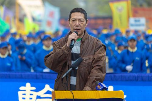 '图8:大陆维权律师李明在集会上发言'