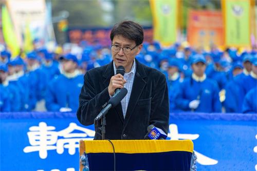 '图9:哥伦比亚政治学博士李天笑在集会上发言'