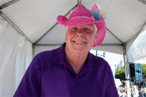 '图5:复活节游行创办人、游行主办主席贝克曼感谢法轮功学员参加游行'