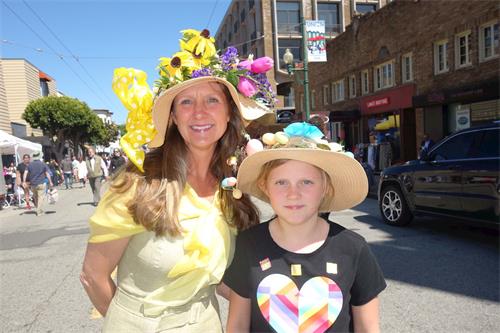 '图6:安德里亚(Andrea)和女儿亚历克斯(Alex)表示,天国乐团是游行的亮点'