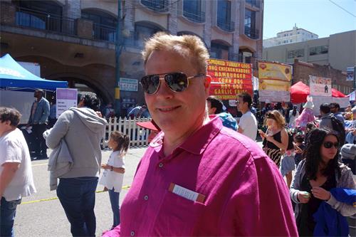 '图8:旧金山律师格尔·康纳看到天国乐团经过时,大声说太棒了,“wonderful!”'