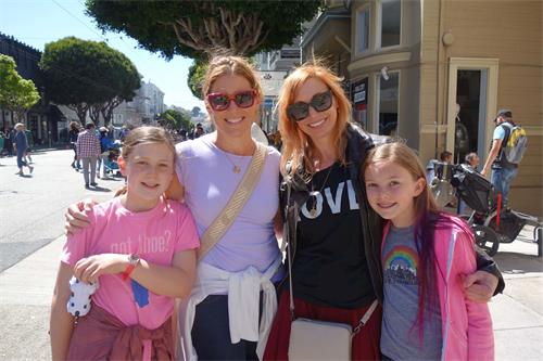 '图9:两位好友克里斯蒂娜(左二)和凯瑞(右二)带着各自的女儿来观看游行。'