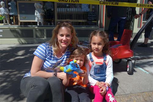 '图10:马修斯带着一双儿女从东湾赶来观看复活节的游行。'