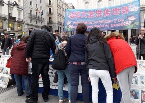 '图4~8:过往民众了解法轮功真相后纷纷签字声援法轮功,谴责中共暴行'