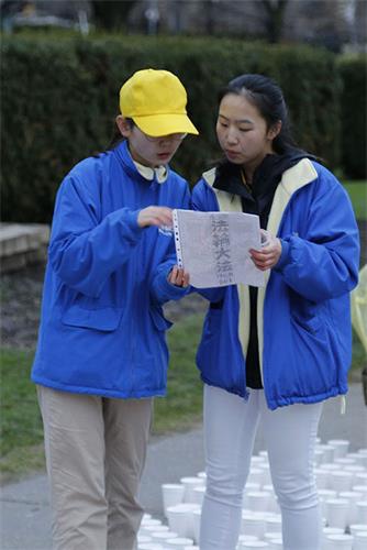'图4:博涵(右)在参与布置会场'