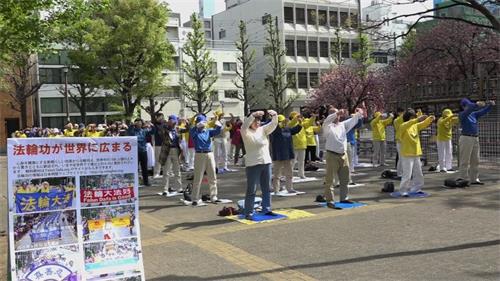 '图1:四月二十日上午,日本法轮功学员在著名景点浅草寺附近的花川户公园炼功'