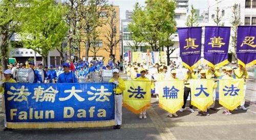 '图2:四月二十日日本法轮功学员在东京浅草集会游行纪念四·二五万名法轮功学员和平上访二十周年。'