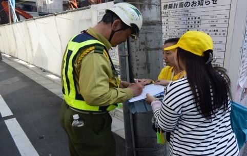 '图3:正在施工的加藤先生签名声援告发江泽民迫害法轮功罪行'
