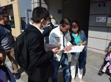 '图4:来浅草游客的冈本先生签名声援告发江泽民非'