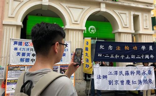 '图7:游客拍摄真相图片及横幅'