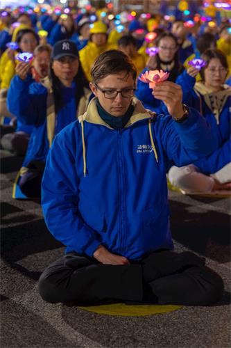 '图6~8:华灯初上时,学员们手捧莲花灯,神情肃穆,默默哀悼被中共迫害致死的同修。'